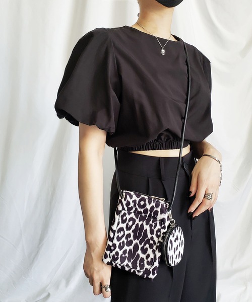 me+em select(ミームセレクト)の「ヘムシャーリングパフスリーブショートブラウス(シャツ/ブラウス・レディース・ブラック/ダークベージュ・FREE)」の7枚目の写真