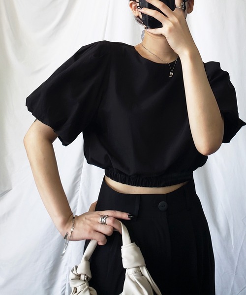 me+em select(ミームセレクト)の「ヘムシャーリングパフスリーブショートブラウス(シャツ/ブラウス・レディース・ブラック/ダークベージュ・FREE)」の10枚目の写真