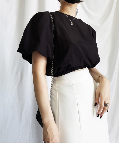 me+em select(ミームセレクト)の「ヘムシャーリングパフスリーブショートブラウス(シャツ/ブラウス・レディース・ブラック/ダークベージュ・FREE)」の13枚目の写真