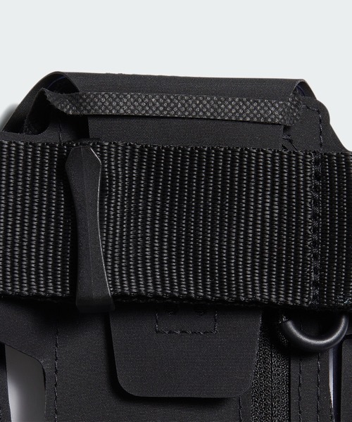 adidas(アディダス)の「ランニングツーウェイモバイルホルダー / アディダス adidas(ハンドバッグ・メンズ・ブラック・FREE)」の2枚目の写真