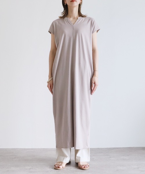 reca(レカ)の「Vネックフレンチスリーブロングワンピース(ワンピース・レディース・ブラック/グレイッシュベージュ/オフホワイト・M)」の4枚目の写真