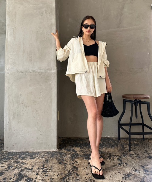 TRUNC（トランクエイティーエイト）の「Waterlike Drawstring Hoodie（ラッシュガード・レディース・ベージュ/アイボリー/ブラック・FREE）」の9枚目の写真