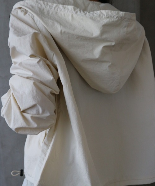 TRUNC（トランクエイティーエイト）の「Waterlike Drawstring Hoodie（ラッシュガード・レディース・ベージュ/アイボリー/ブラック・FREE）」の17枚目の写真