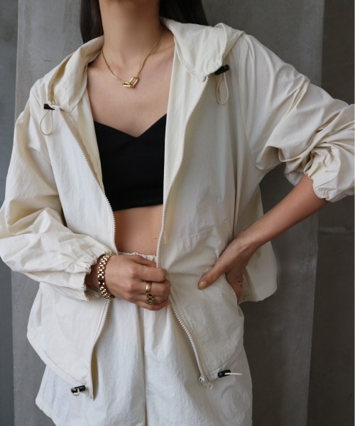 TRUNC（トランクエイティーエイト）の「Waterlike Drawstring Hoodie（ラッシュガード・レディース・ベージュ/アイボリー/ブラック・FREE）」の4枚目の写真