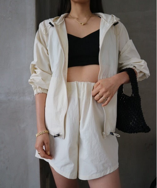 TRUNC（トランクエイティーエイト）の「Waterlike Drawstring Hoodie（ラッシュガード・レディース・ベージュ/アイボリー/ブラック・FREE）」の13枚目の写真