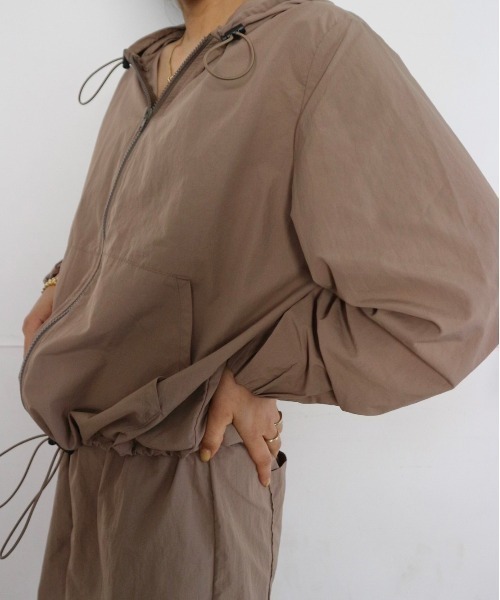 TRUNC（トランクエイティーエイト）の「Waterlike Drawstring Hoodie（ラッシュガード・レディース・ベージュ/アイボリー/ブラック・FREE）」の6枚目の写真