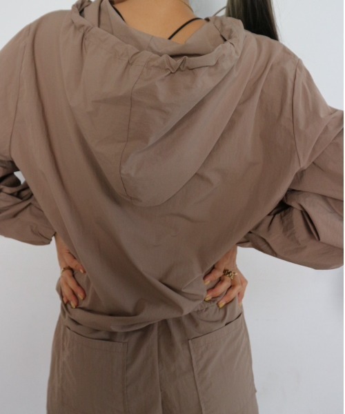 TRUNC（トランクエイティーエイト）の「Waterlike Drawstring Hoodie（ラッシュガード・レディース・ベージュ/アイボリー/ブラック・FREE）」の7枚目の写真