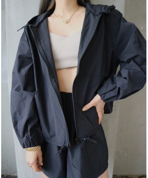 TRUNC（トランクエイティーエイト）の「Waterlike Drawstring Hoodie（ラッシュガード・レディース・ベージュ/アイボリー/ブラック・FREE）」の8枚目の写真