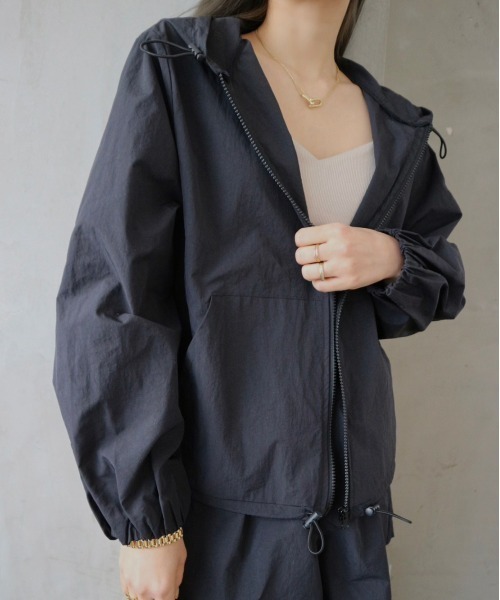 TRUNC（トランクエイティーエイト）の「Waterlike Drawstring Hoodie（ラッシュガード・レディース・ベージュ/アイボリー/ブラック・FREE）」の20枚目の写真