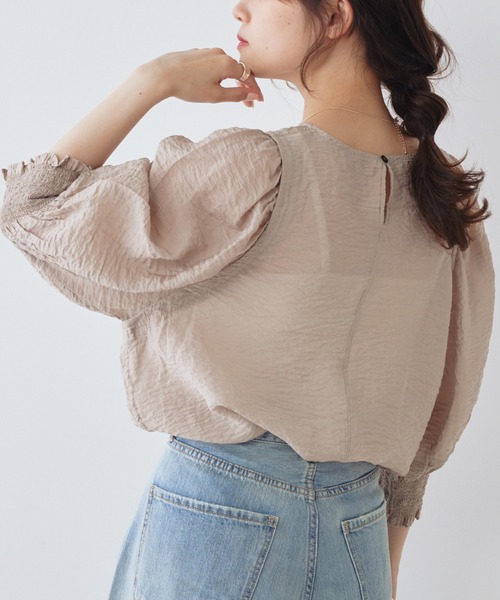 PUAL CE CIN（ピュアルセシン）の「タックショルダー シャーリングシアーブラウス（シャツ/ブラウス・レディース・ライトグレー/ベージュ/オフホワイト・FREE）」の3枚目の写真