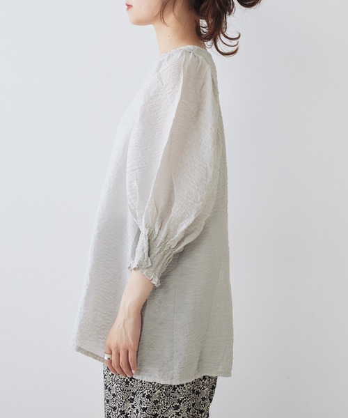 PUAL CE CIN（ピュアルセシン）の「タックショルダー シャーリングシアーブラウス（シャツ/ブラウス・レディース・ライトグレー/ベージュ/オフホワイト・FREE）」の19枚目の写真