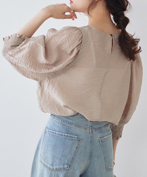 PUAL CE CIN（ピュアルセシン）の「タックショルダー シャーリングシアーブラウス（シャツ/ブラウス・レディース・ライトグレー/ベージュ/オフホワイト・FREE）」の8枚目の写真