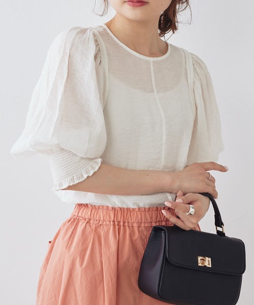 PUAL CE CIN（ピュアルセシン）の「タックショルダー シャーリングシアーブラウス（シャツ/ブラウス・レディース・ライトグレー/ベージュ/オフホワイト・FREE）」の4枚目の写真