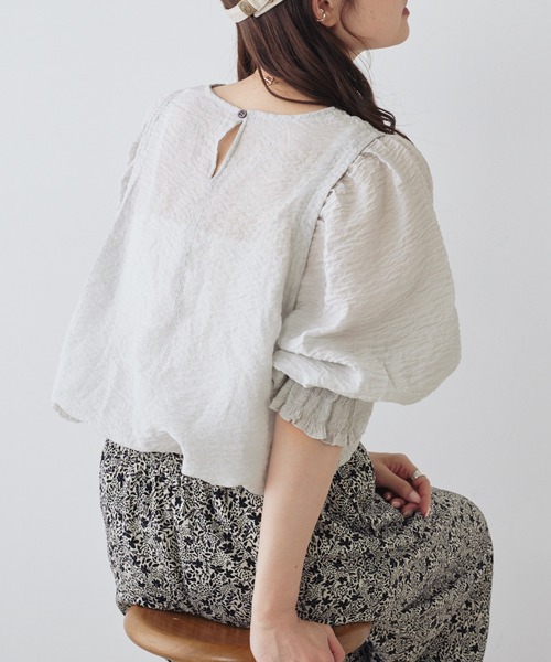 PUAL CE CIN（ピュアルセシン）の「タックショルダー シャーリングシアーブラウス（シャツ/ブラウス・レディース・ライトグレー/ベージュ/オフホワイト・FREE）」の13枚目の写真