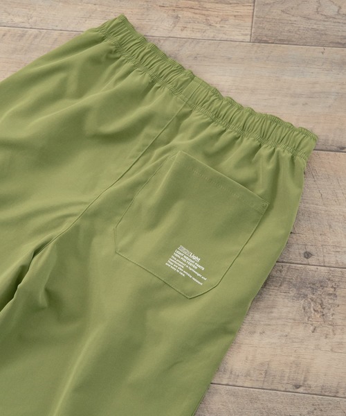 ITEMS URBANRESEARCH（アイテムズ アーバンリサーチ）の「『イージーケア』AIRLY 1-tuck イージーパンツ（その他パンツ・メンズ・オリーブ/ブラック/ライトベージュ/ブルー系その他・LARGE/MEDIUM）」の4枚目の写真
