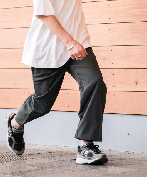 ITEMS URBANRESEARCH（アイテムズ アーバンリサーチ）の「『イージーケア』AIRLY 1-tuck イージーパンツ（その他パンツ・メンズ・オリーブ/ブラック/ライトベージュ/ブルー系その他・LARGE/MEDIUM）」の2枚目の写真