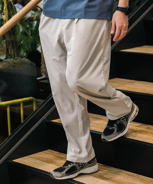 ITEMS URBANRESEARCH（アイテムズ アーバンリサーチ）の「『イージーケア』AIRLY 1-tuck イージーパンツ（その他パンツ・メンズ・オリーブ/ブラック/ライトベージュ/ブルー系その他・LARGE/MEDIUM）」の5枚目の写真