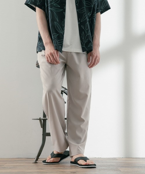 ITEMS URBANRESEARCH（アイテムズ アーバンリサーチ）の「『イージーケア』AIRLY 1-tuck イージーパンツ（その他パンツ・メンズ・オリーブ/ブラック/ライトベージュ/ブルー系その他・LARGE/MEDIUM）」の8枚目の写真