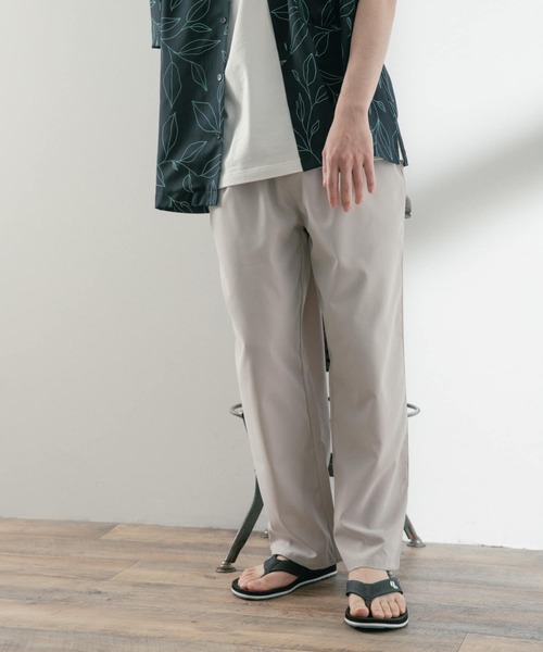 ITEMS URBANRESEARCH（アイテムズ アーバンリサーチ）の「『イージーケア』AIRLY 1-tuck イージーパンツ（その他パンツ・メンズ・オリーブ/ブラック/ライトベージュ/ブルー系その他・LARGE/MEDIUM）」の9枚目の写真