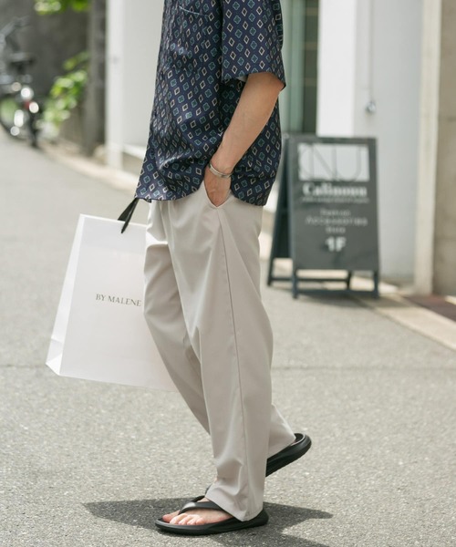 ITEMS URBANRESEARCH（アイテムズ アーバンリサーチ）の「『イージーケア』AIRLY 1-tuck イージーパンツ（その他パンツ・メンズ・オリーブ/ブラック/ライトベージュ/ブルー系その他・LARGE/MEDIUM）」の12枚目の写真