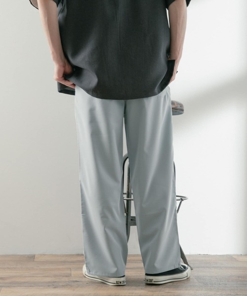 ITEMS URBANRESEARCH（アイテムズ アーバンリサーチ）の「『イージーケア』AIRLY 1-tuck イージーパンツ（その他パンツ・メンズ・オリーブ/ブラック/ライトベージュ/ブルー系その他・LARGE/MEDIUM）」の17枚目の写真