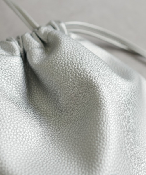 DISCOAT（ディスコート）の「【2WAY/WEB限定】シュリンク巾着ショルダーバッグ《軽量》（ショルダーバッグ・レディース・アイボリー/ブラック/ブルー/シルバー・FREE）」の13枚目の写真