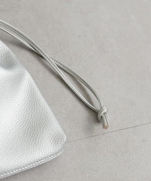 DISCOAT（ディスコート）の「【2WAY/WEB限定】シュリンク巾着ショルダーバッグ《軽量》（ショルダーバッグ・レディース・アイボリー/ブラック/ブルー/シルバー・FREE）」の14枚目の写真