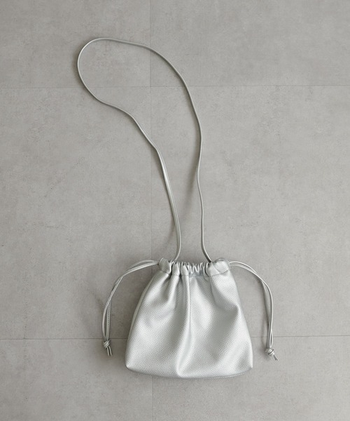 DISCOAT（ディスコート）の「【2WAY/WEB限定】シュリンク巾着ショルダーバッグ《軽量》（ショルダーバッグ・レディース・アイボリー/ブラック/ブルー/シルバー・FREE）」の16枚目の写真