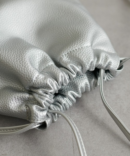 DISCOAT（ディスコート）の「【2WAY/WEB限定】シュリンク巾着ショルダーバッグ《軽量》（ショルダーバッグ・レディース・アイボリー/ブラック/ブルー/シルバー・FREE）」の17枚目の写真