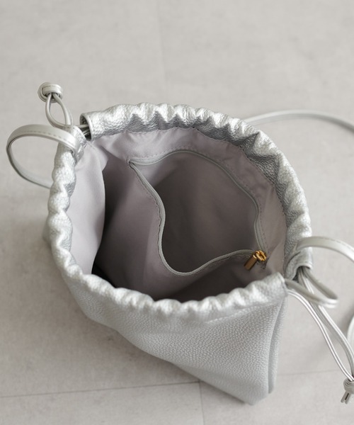 DISCOAT（ディスコート）の「【2WAY/WEB限定】シュリンク巾着ショルダーバッグ《軽量》（ショルダーバッグ・レディース・アイボリー/ブラック/ブルー/シルバー・FREE）」の18枚目の写真