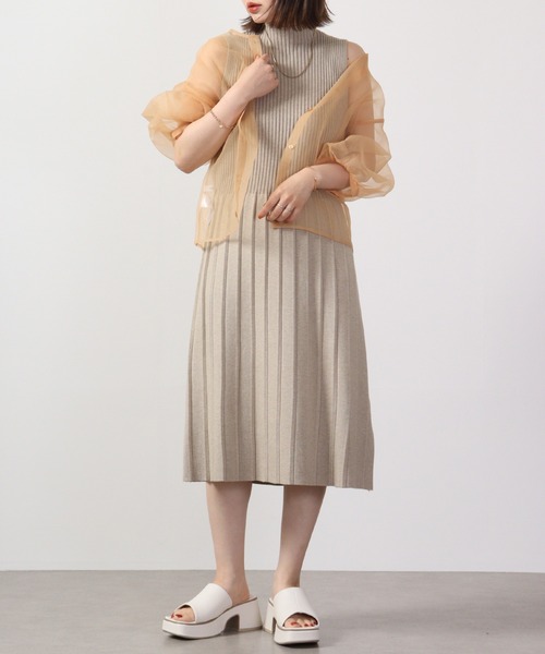 &soiree(アンドソワレ)の「&soiree サマーニットプリーツワンピース(ワンピース・レディース・ベージュ/ブラック/グリーン・F)」の14枚目の写真