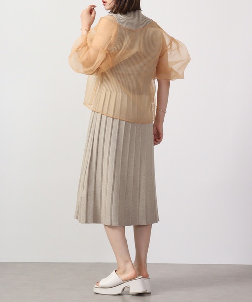 &soiree(アンドソワレ)の「&soiree サマーニットプリーツワンピース(ワンピース・レディース・ベージュ/ブラック/グリーン・F)」の11枚目の写真
