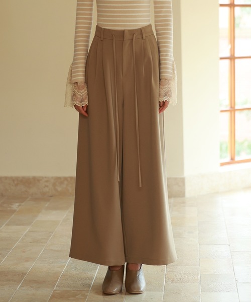 SAISON DE PAPILLON(セゾンドパピヨン)の「フロントリボンハイウエストワイドパンツ(その他パンツ・レディース・ブラック/ベージュ/ブラウン/チャコール・S/M/L)」の1枚目の写真