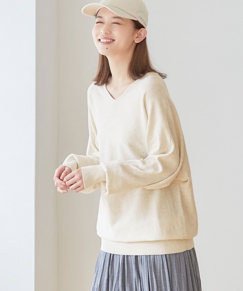 Viola e Viola（ヴィオラエヴィオラ）の「綿１００％Ｖネックドルマンセーター（ニット/セーター・レディース・ブラウン/ラベンダー/オートミール/チャコール/ボルドー/イエロー/ブラック/オレンジ/グレイッシュブルー/パープル/ライトグレー/ベージュ/ロイヤルブルー・4L/LL/3L/M/L/S）」の6枚目の写真