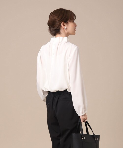 SHOO・LA・RUE（シューラルー）の「◆【S-3L/通勤/デイリー/セレモニーにも】フリルスタンドカラーブラウス【CIRCRIC】（シャツ/ブラウス・レディース・ベージュ系その他7/ブラック系3/ホワイト系6・02/05/03/01/04）」の5枚目の写真