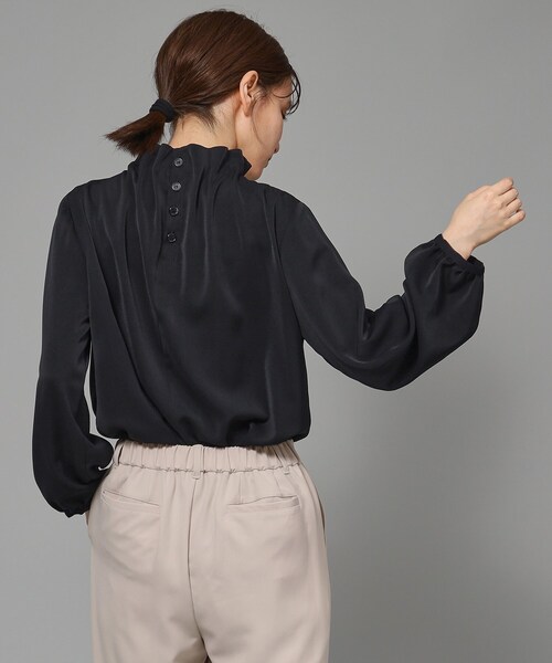 SHOO・LA・RUE（シューラルー）の「◆【S-3L/通勤/デイリー/セレモニーにも】フリルスタンドカラーブラウス【CIRCRIC】（シャツ/ブラウス・レディース・ベージュ系その他7/ブラック系3/ホワイト系6・02/05/03/01/04）」の11枚目の写真