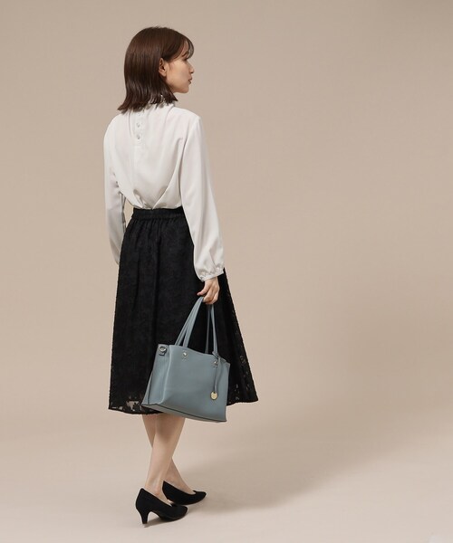 SHOO・LA・RUE（シューラルー）の「◆【S-3L/通勤/デイリー/セレモニーにも】フリルスタンドカラーブラウス【CIRCRIC】（シャツ/ブラウス・レディース・ベージュ系その他7/ブラック系3/ホワイト系6・02/05/03/01/04）」の14枚目の写真