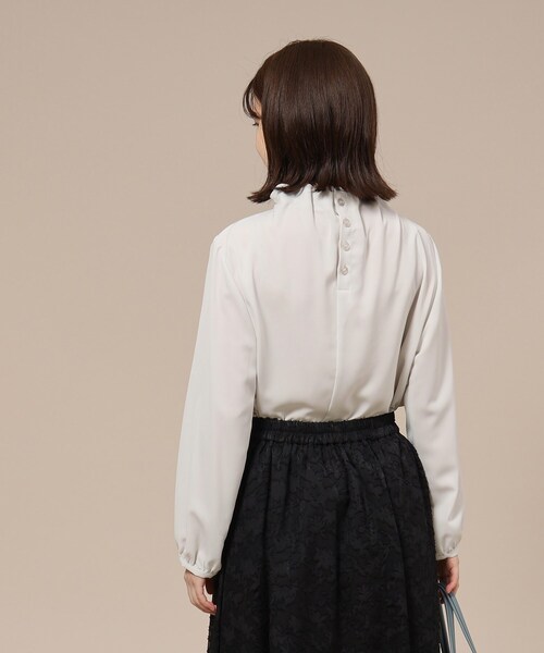 SHOO・LA・RUE（シューラルー）の「◆【S-3L/通勤/デイリー/セレモニーにも】フリルスタンドカラーブラウス【CIRCRIC】（シャツ/ブラウス・レディース・ベージュ系その他7/ブラック系3/ホワイト系6・02/05/03/01/04）」の15枚目の写真