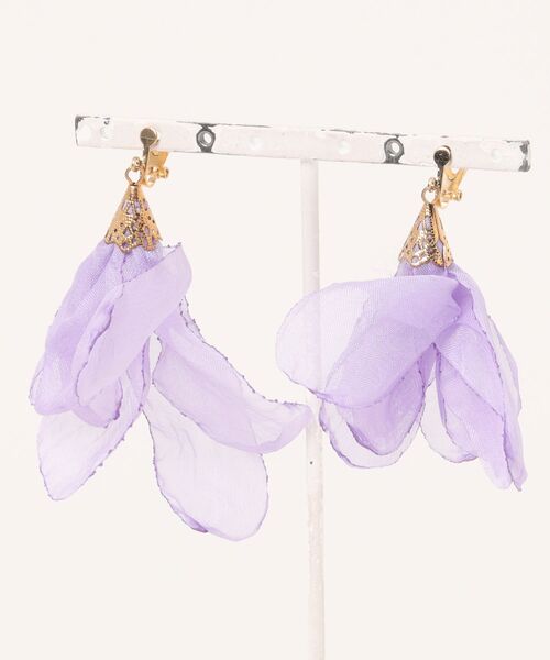 tone（トーン）の「【charme by pimo 】シフォン　オーガンジー　タッセル　イヤリング(MA)（イヤリング・レディース・グリーン/ターコイズブルー/ピンク/ピンク系その他2/ピンク系その他/ブルー/マスタード/イエロー/ブラック/レッド/ホワイト/レッド系2/パープル・FREE）」の6枚目の写真