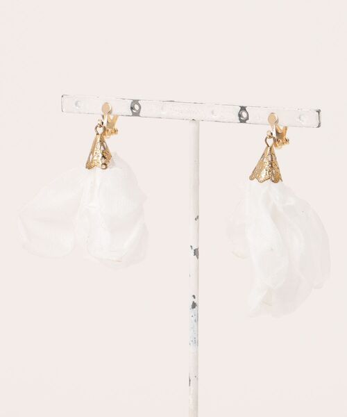 tone（トーン）の「【charme by pimo 】シフォン　オーガンジー　タッセル　イヤリング(MA)（イヤリング・レディース・グリーン/ターコイズブルー/ピンク/ピンク系その他2/ピンク系その他/ブルー/マスタード/イエロー/ブラック/レッド/ホワイト/レッド系2/パープル・FREE）」の2枚目の写真