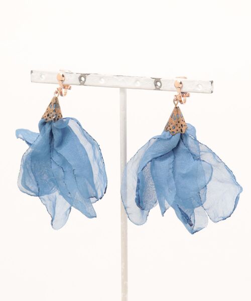 tone（トーン）の「【charme by pimo 】シフォン　オーガンジー　タッセル　イヤリング(MA)（イヤリング・レディース・グリーン/ターコイズブルー/ピンク/ピンク系その他2/ピンク系その他/ブルー/マスタード/イエロー/ブラック/レッド/ホワイト/レッド系2/パープル・FREE）」の5枚目の写真