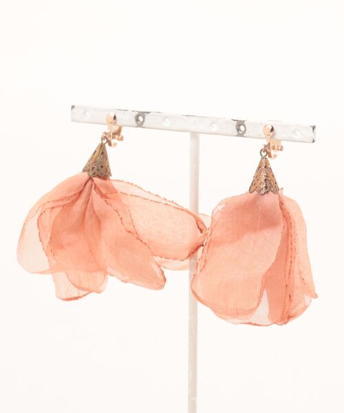 tone（トーン）の「【charme by pimo 】シフォン　オーガンジー　タッセル　イヤリング(MA)（イヤリング・レディース・グリーン/ターコイズブルー/ピンク/ピンク系その他2/ピンク系その他/ブルー/マスタード/イエロー/ブラック/レッド/ホワイト/レッド系2/パープル・FREE）」の11枚目の写真