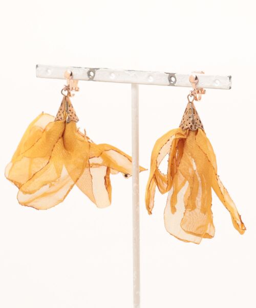 tone（トーン）の「【charme by pimo 】シフォン　オーガンジー　タッセル　イヤリング(MA)（イヤリング・レディース・グリーン/ターコイズブルー/ピンク/ピンク系その他2/ピンク系その他/ブルー/マスタード/イエロー/ブラック/レッド/ホワイト/レッド系2/パープル・FREE）」の8枚目の写真