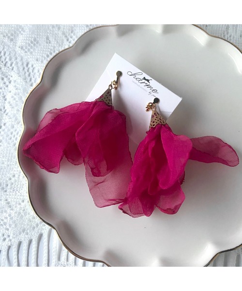 tone（トーン）の「【charme by pimo 】シフォン　オーガンジー　タッセル　イヤリング(MA)（イヤリング・レディース・グリーン/ターコイズブルー/ピンク/ピンク系その他2/ピンク系その他/ブルー/マスタード/イエロー/ブラック/レッド/ホワイト/レッド系2/パープル・FREE）」の9枚目の写真