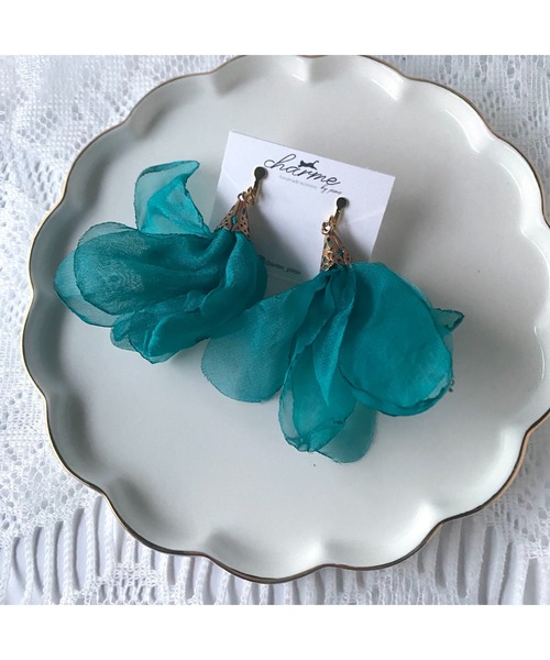 tone(トーン)の「【charme by pimo 】シフォン オーガンジー タッセル イヤリング(MA)(イヤリング・レディース・グリーン/ターコイズブルー/ピンク/ピンク系その他2/ピンク系その他/ブルー/マスタード/イエロー/ブラック/レッド/ホワイト/レッド系2/パープル・FREE)」の4枚目の写真