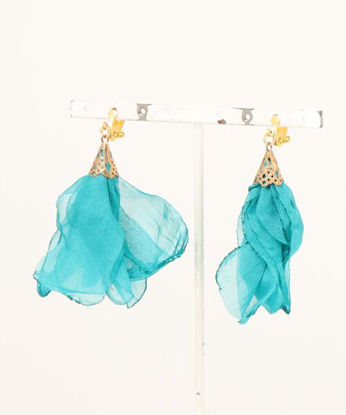 tone（トーン）の「【charme by pimo 】シフォン　オーガンジー　タッセル　イヤリング(MA)（イヤリング・レディース・グリーン/ターコイズブルー/ピンク/ピンク系その他2/ピンク系その他/ブルー/マスタード/イエロー/ブラック/レッド/ホワイト/レッド系2/パープル・FREE）」の19枚目の写真