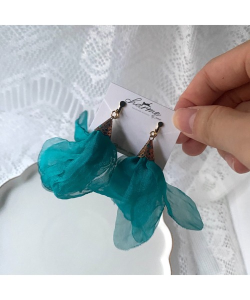 tone（トーン）の「【charme by pimo 】シフォン　オーガンジー　タッセル　イヤリング(MA)（イヤリング・レディース・グリーン/ターコイズブルー/ピンク/ピンク系その他2/ピンク系その他/ブルー/マスタード/イエロー/ブラック/レッド/ホワイト/レッド系2/パープル・FREE）」の15枚目の写真