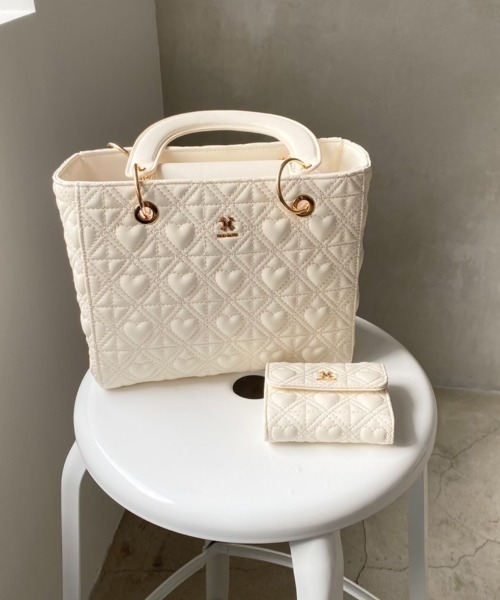 one after another NICE CLAUP（ワンアフターアナザーナイスクラップ）の「ハートキルティングスクエアバッグ（ショルダーバッグ・レディース・ブラック/アイボリー・ONE SIZE）」の2枚目の写真