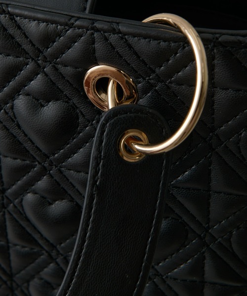 one after another NICE CLAUP（ワンアフターアナザーナイスクラップ）の「ハートキルティングスクエアバッグ（ショルダーバッグ・レディース・ブラック/アイボリー・ONE SIZE）」の9枚目の写真