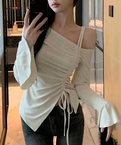 gossip！ロサンゼルス（ゴシップロサンゼルス）の「アシメネック  ドローコード   フレアスリーブ ウエストマーク トップス（Tシャツ/カットソー・レディース・アイボリー/ブラック・M/L/S）」の6枚目の写真